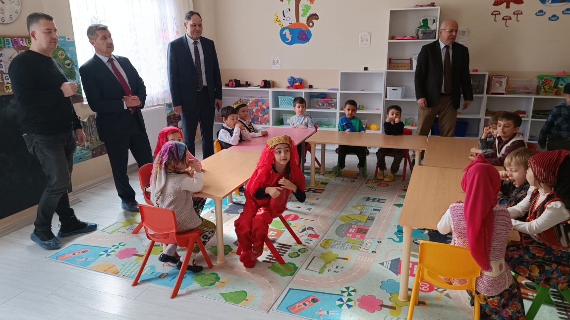 İlçe milli eğitim müdürümüz Veysel Çalık ve şube Müdürlerimiz Ertan Sözer ile Mehmet Sabri Tekin okulumuz ana sınıfını ziyaret ettiler.
